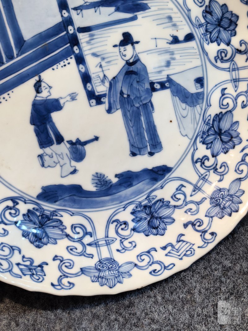 清康熙 青花人物瓜棱型盘一对 - 图21